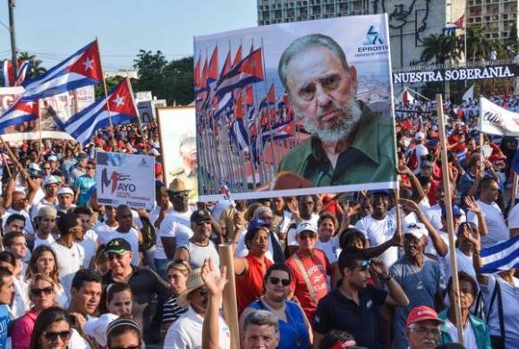 La imagen del líder de la Revolución cubana Fidel Castro,  presente en el desfile por el Primero de Mayo, Día Internacional de los Trabajadores, en, La habana, Cuba, el 1 de mayo de 2016.   ACN  FOTO/Marcelino VÁZQUEZ HERNÁNDEZ/ ACN
