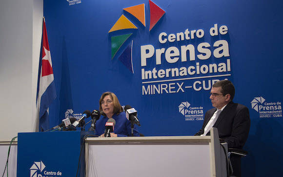 Junto a Josefina, el Embajador de Cuba en Washington, José Ramón Cabañas. Foto: Ismael Francisco/ Cubadebate