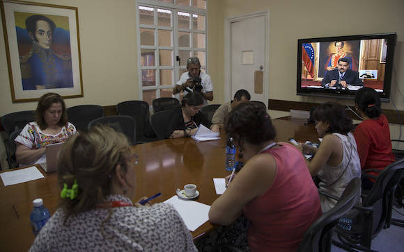 Desde la Embajada de Venezuela en Cuba, seguimos la conferencia del Presidente Nicolás Maduro. En la rueda con los periodistas se utilizaron las tecnologías de video- conferencias en tiempo real que enlazaron a diversos países del mundo. Foto: Ismael Francisco/ Cubadebate