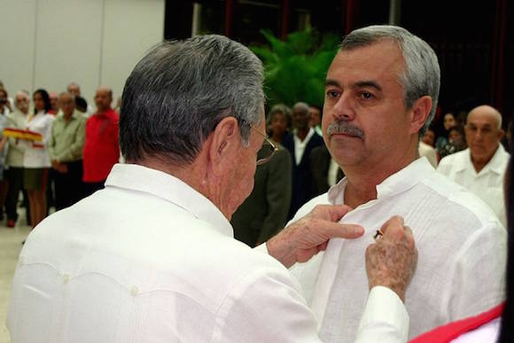 Cremata, en el momento de recibir del General de Ejército la estrella de oro de Héroe del Trabajo de la República de Cuba. Foto: Trabajadores.