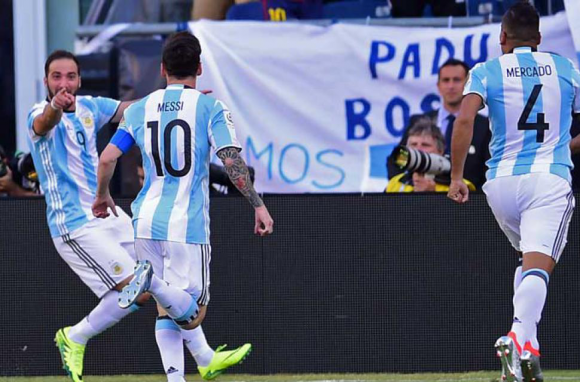 Argentina celebra con las actuaciones de Higuaín y Messi. Foto AFP