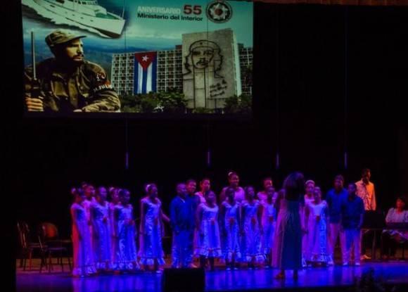 Actuación del Coro Infantil con la maestra Digna Guerra, durante el acto por el Aniversario 55 del Ministerio del Interior (MININT), en la Sala Universal de las FAR, en La Habana, el 6 de junio de 2016. Foto: Marcelino Vázquez/ACN