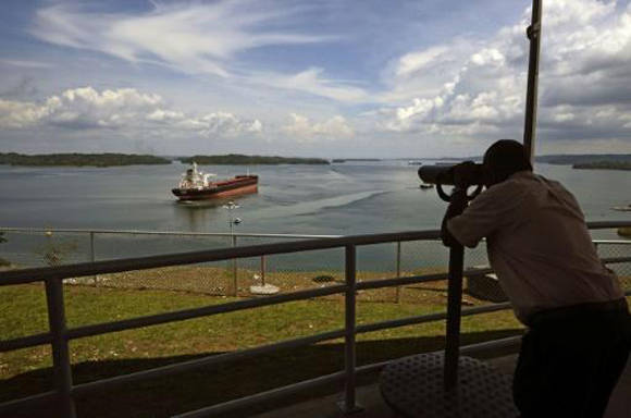 Un buque atraviesa el Canal de Panamá el 9 de junio de 2016 en Colón. Foto: AFP