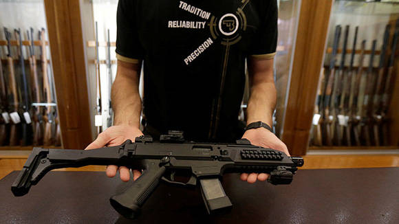 Debido a las incomprensibles leyes de EE.UU., el autor del atentado pudo comprar armas legalmente. Foto:  David W Cerny/  Reuters.