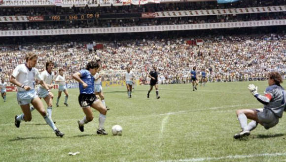 ¡Volvamos a gritarlo!: Reviven el “Gol del Siglo”, el de Maradona, a 35 años del barrilete cósmico (+ Video)