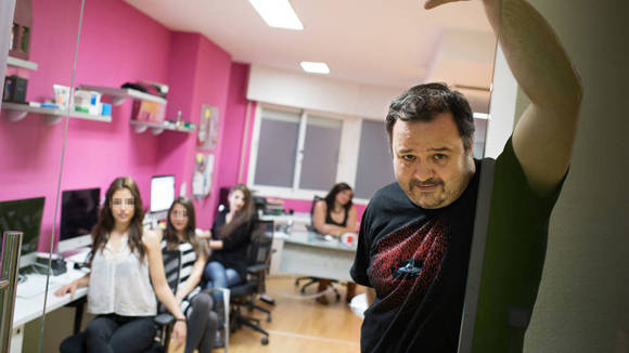 El productor de pornografía Ignacio Allende (Torbe), junto a algunas de las chicas vinculadas al caso. Foto: Pablo López/ El Confidencial.