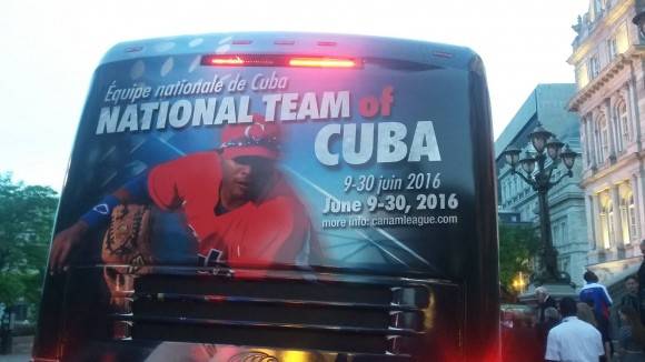 Omnibus del equipo Cuba en la Liga Can-Am. Foto: Cuenta de Facebook de Mirta Crespo, Representante de Cuba en la OACI