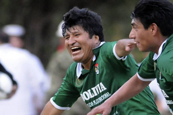 Evo Morales fue operado con éxito de una lesión sufrida jugando al fútbol. 