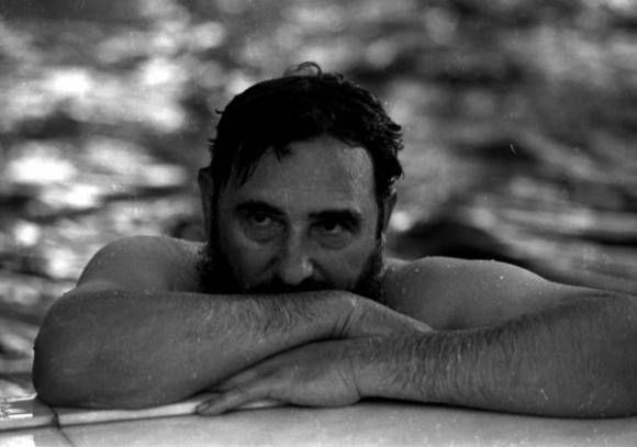 Fidel en una piscina durante su visita a Rumanía en 1972 (tenía 46 años). Foto: Reuters.