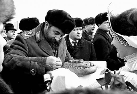 Fidel Castro parte un trozo de pan que le fue ofrecido luego del XXVI Congreso del Partido Comunista de la Unión Soviética, región de Moscú, Rusia, 1981 (tenía 55 años). Foto: Reuters.