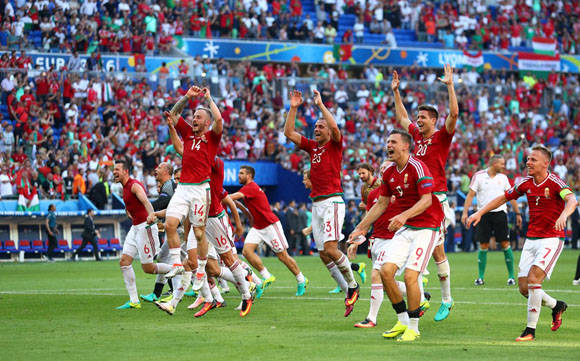 Los húngaros celebran el liderato del grupo. Foto: UEFA.