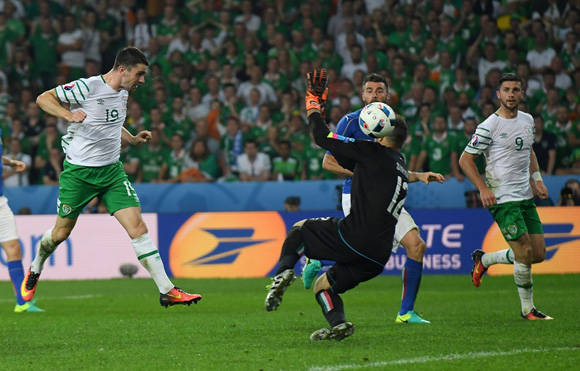 Brady anota el único gol del encuentro Irlanda-Italia. Foto: UEFA.
