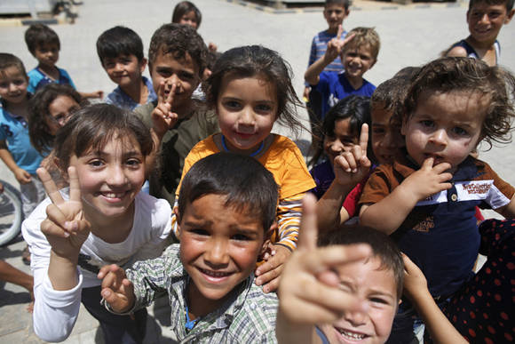 Niños juegan en un campo de refugiados siros en la frontera con Turquía, cerca del poblado de Kilis. Foto: AP