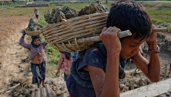 El trabajo forzado es otro de los males que repercute en millones de infantes alrededor del mundo. 