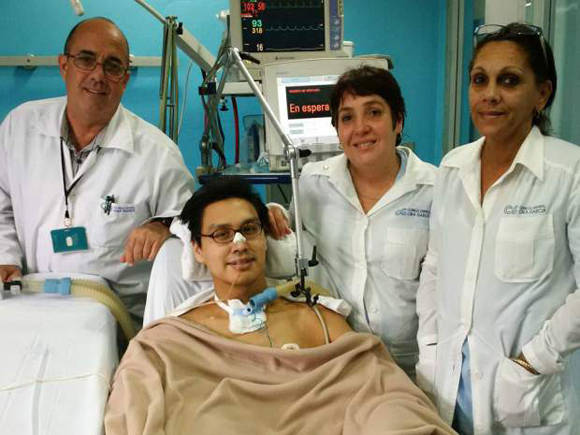 Parte del equipo médico posan con Napu Boychuk en el hospital Cira García de Cuba.