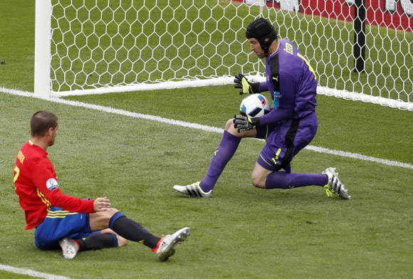El joven delantero, Álvaro Morata, hizo un buen partido pero Cech evitó su gol en varias ocasiones. Foto:  Reuters.