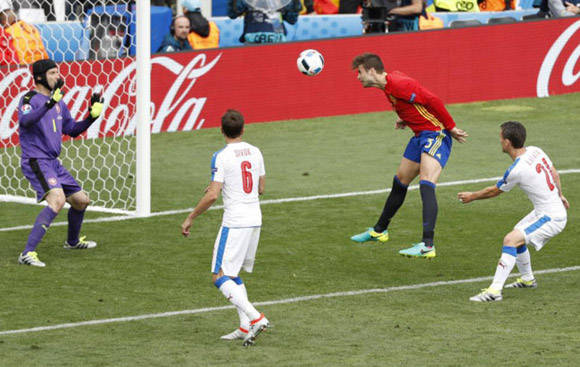 Con este cabezazo, Piqué dio el triunfo a España. Foto tomada de Marca, 