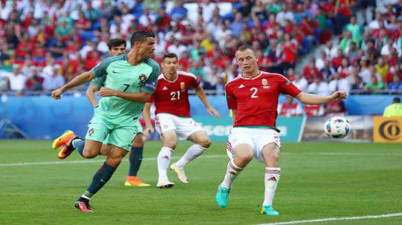 Portugal, con doblete de Cristiano Ronaldo empata 3-3 ante Hungría. En la imagen CR7 marca de tacón el segundo de su equipo. Foto: Getty.