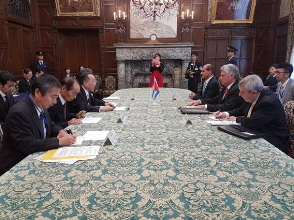 Presidente de la Cámara Alta de Japón Masaaki Yamazakk, recibe al Primer Vicepresidente de cuba Díaz-Canel. Foto: Cuenta en Twitter de Rogelio Sierra, Viceministro del MINREX