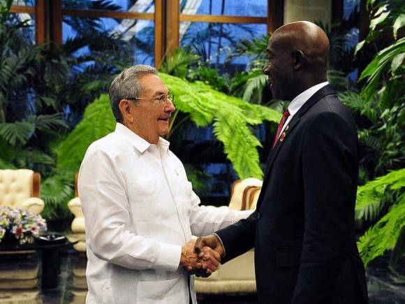 Raúl Castro Ruz, Presidente de los Consejos de Estado y de Ministros, sostuvo un encuentro de trabajo este sábado con el Honorable Keith Cristopher Rowley, Primer Ministro de Trinidad y Tobago. Foto. Estudio Revolución