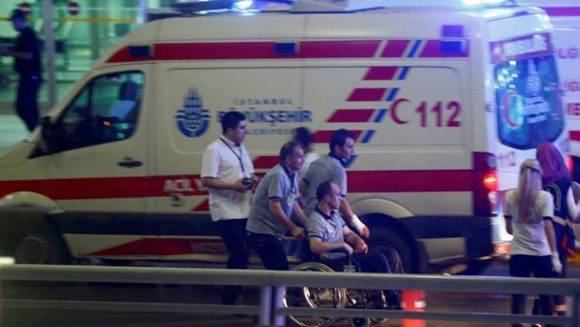 Heridos en las afueras del aeropuerto. Foto: Osman Orsal/ Reuters.