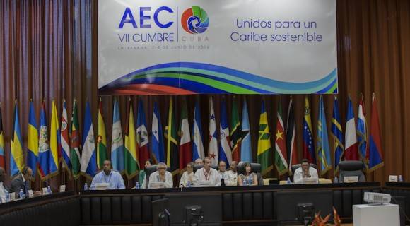 La VII Cumbre de la Asociación de Estados del Caribe (AEC) se inició hoy en La Habana con la unidad para enfrentar los retos del desarrollo sostenible, además del cambio climático y la paz regional, como temas principales.  Foto: Ismael Francisco/ Cubadebate