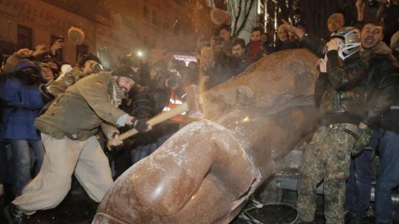 Derribo y destrucción de una estatua de Lenin en Ucrania, en 1991.