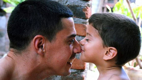 Bienaventurados quienes se levanten mañana y puedan darle un beso a su padre. Sí, porque a los padres también se besa. Foto: Yasiel de la Peña/ACN