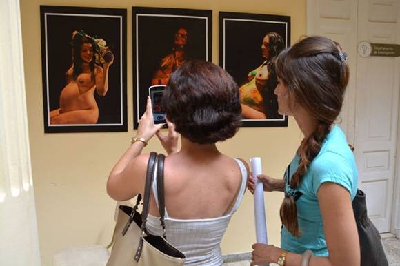 Público asistente a la inauguración de la exposición fotográfica Alumbrarte, de la fotorreportera Heidi Calderón,abierta al público en la sede del Centro Nacional de Educación Sexual (CENESEX), como parte de la clausura de la 3era Jornada Cubana Maternidad y Paternidad, en La Habana, el 17 de junio de 2016. ACN FOTO/Juan Pablo CARRERAS