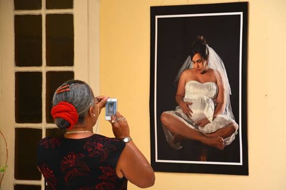 Público asistente a la inauguración de la exposición fotográfica Alumbrarte, de la fotorreportera Heidi Calderón,abierta al público en la sede del Centro Nacional de Educación Sexual (CENESEX), como parte de la clausura de la 3era Jornada Cubana Maternidad y Paternidad, en La Habana, el 17 de junio de 2016. ACN FOTO/Juan Pablo CARRERAS