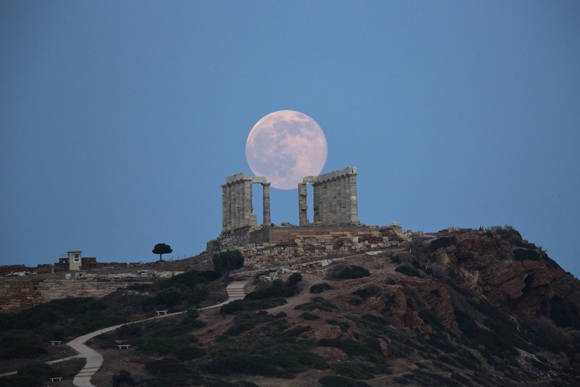 Luna llena sobre templo poseidon atenas. Foto: AP