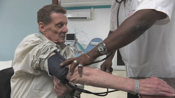  se atiende con el doctor Rubén Elzaurdin y prefiere venir a Cuba para tratar su compleja enfermedad. Foto: CBC.