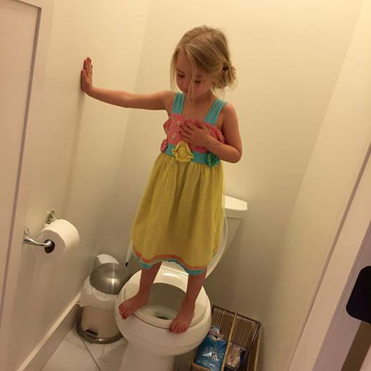 Una niña subida a un inodoro para evitar atacantes se populariza en Facebook.
