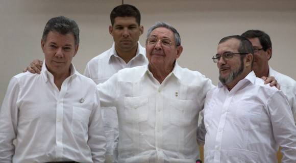 Imagen del 23 de septiembre de 2015, donde aparecen el Presidente cubano Raúl Castro, juntos al mandatario colombiano Juan Manuel Santos y el Comandante de las FARC Timoleón Jiménez, en La Habana, Cuba. Foto: Desmond Boylan, AP