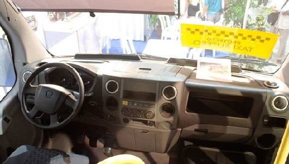 Vladimir Pérez Fundora, vendedor de Ivekta, explicó las características técnicas de este vehículo que por sus prestaciones y confort está “entre el taxi y el ómnibus”. Foto: René Pérez Masola.