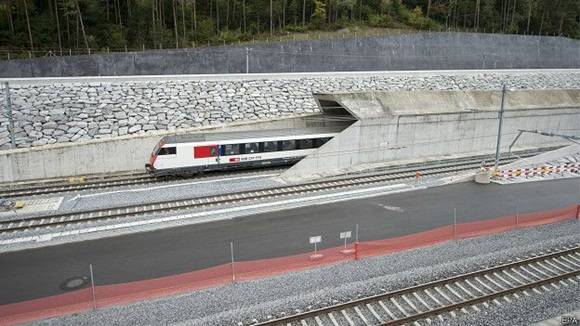 El túnel conecta la zona suiza italoparlante con la germanoparlante.