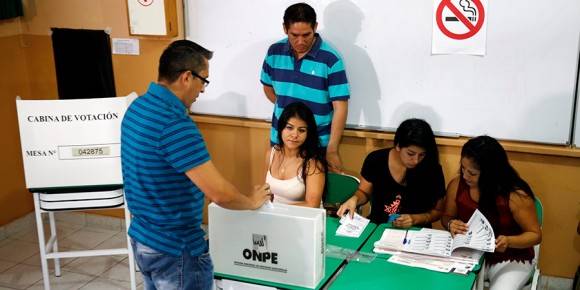 En la primera vuelta de las elecciones del 10 de abril pasado, la bancada fujimorista Fuerza Popular consiguió la mayoría absoluta  y tendrá 73 de 130 congresistas cuando se instalen el 28 de julio próximo.  La segunda mayoría es la izquierda de Frente Amplio con 20 escaños y Peruanos por el Kambio, de Kuczynski, tendrán 18. 