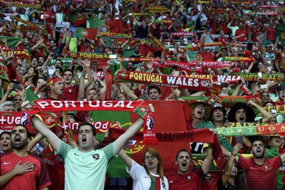 Aficionados de Portugal y Gales. Foto Cuenta de la UEFA en Twitter