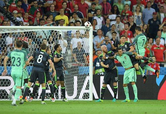 Cabezazo de Ronaldo que pone el primer gol en el marcador. Foto UEFA.com