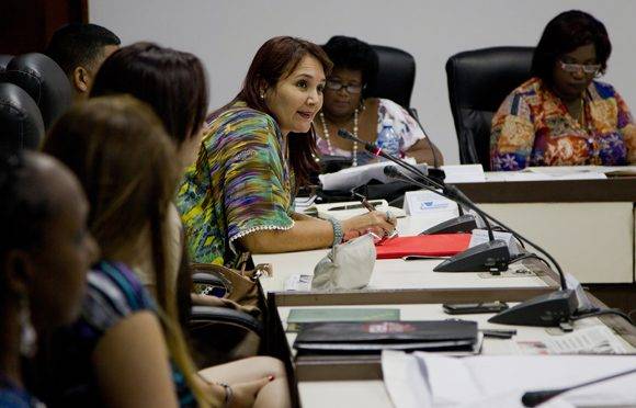 Rosmery Santiesteban, diputada por la provincia Granma interviene en la Comisión de Atención a la Niñez y la Igualdad de Derechos de la Mujer. Foto: Ladyrene Pérez/ Cubadebate.