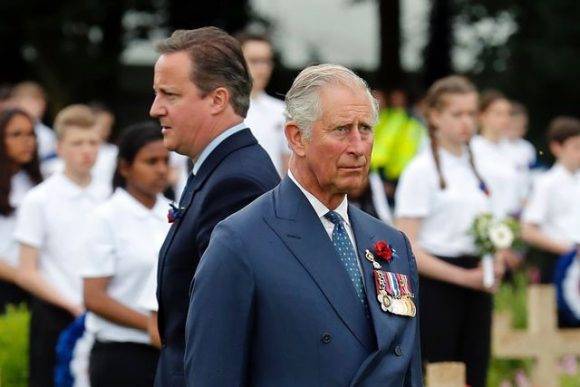 El príncipe Carlos y El primer ministro David Cameron en el monumento de Thiepval, lugar donde Gran Bretaña y Francia conmemoran la batalla del Somme, una de las más sangrientas de la Primera Guerra Mundial. 1 de julio de 2016. Foto: AFP