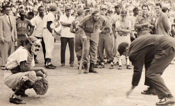 Fidel durante el juego de béisbol.