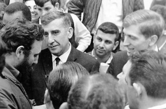 Fischer entre los que se acercan a Fidel luego de la clausura de la Olimpiada.