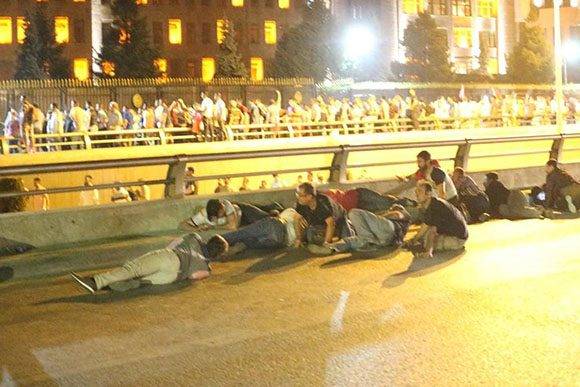La población se protege de las balas en el puente Bósforo de Estambul.