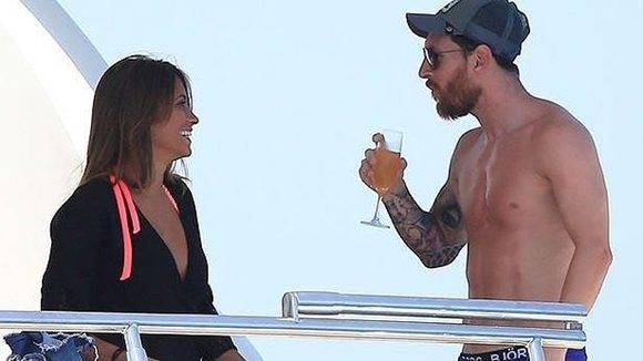 Messi y su esposa Antonella Rocuzzo de vacaciones en un yate en Ibiza. 