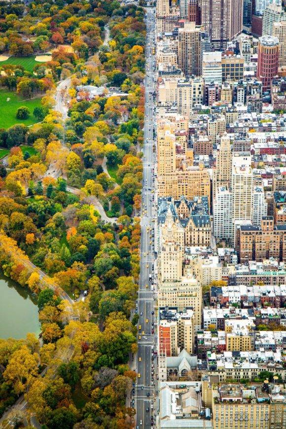 “En helicóptero mirando hacia el sur sobre Central Park West, que traza una división entre la arquitectura y el Central Park, el 5 de noviembre de 2014, un día antes de mi cumpleaños número 27. El vuelo fue mi regalo de cumpleaños” – Kathleen Dolmatch Kathleen Dolmatch / National Geographic Travel Photographer of the Year Contest