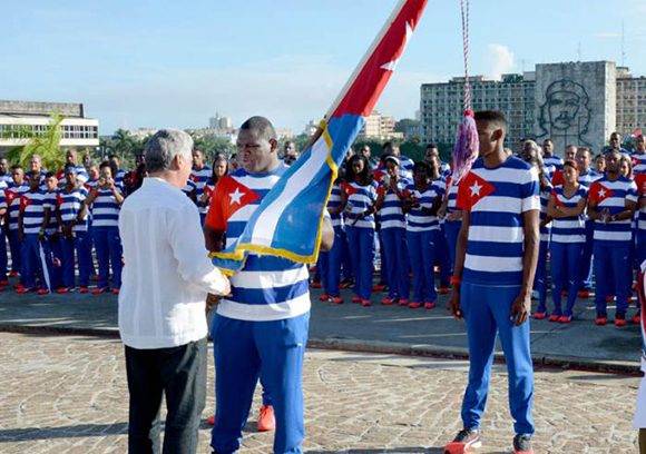 Mijaín recibió de manos de Díaz-Canel la bandera cubana que presidirá la actuación de nuestro país en los Juegos. Foto: Ricardo López Hevia/Granma
