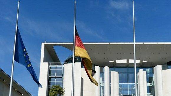 El ministro del Interior de Alemania, Thomas de Mazière, ordenó izar las banderas a media asta en todo el país debido al ataque perpetrado en Múnich. Un gesto que sirve para expresar las condolencias tras "el acto de violencia atroz" ocurrido en la capital bávara, señaló el Ministerio del Interior. Foto: DPA