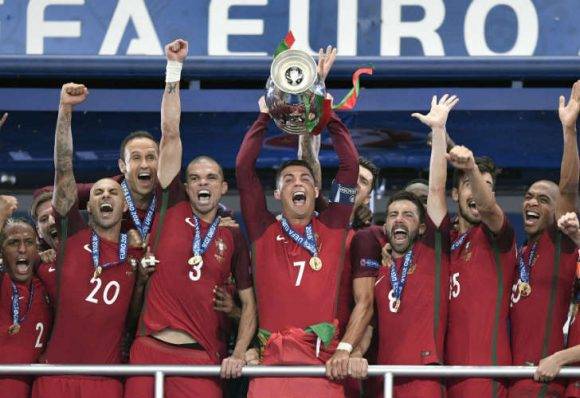 Cristiano Ronaldo levanta el trofeo de Europa. Foto tomada de 442.perfil.com