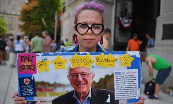 Los simpatizantes de Bernie Sanders reclaman en las calles de Filadelfia. Foto: Jeff Mitchel/ AFP.